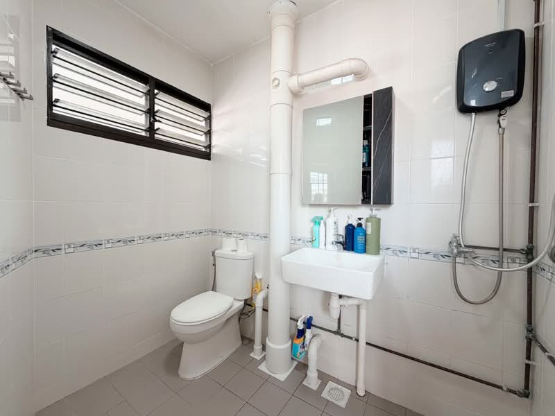 633 Ang Mo Kio Avenue 6, 633 Ang Mo Kio Avenue 6, 3 Bedrooms, 980 sqft, HDB Flat For Sale, by Jax Lim, 500192510 - Common Bathroom - PropertyGuru.com.sg