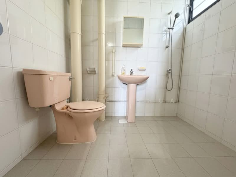 37 Telok Blangah Rise, 37 Telok Blangah Rise, 3 Bedrooms, 1,259 sqft, HDB Flat For Sale, by Shirley Chua, 500192561 - Bathroom - PropertyGuru.com.sg