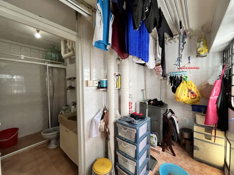 10B Lorong 7 Toa Payoh, 10B Lorong 7 Toa Payoh, 4 Bedrooms, 1,292 sqft, HDB Flat For Sale, by Evy Yeo, 500192562 - Balcony and Common Bathroom - PropertyGuru.com.sg