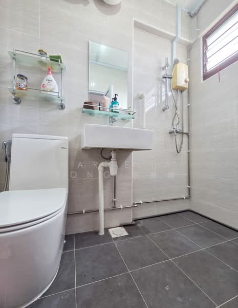 554 Hougang Street 51, 554 Hougang Street 51, 4 Bedrooms, 1,119 sqft, HDB Flat For Sale, by Marcella Yong 杨惠晴, 500192568 - Bathroom - PropertyGuru.com.sg
