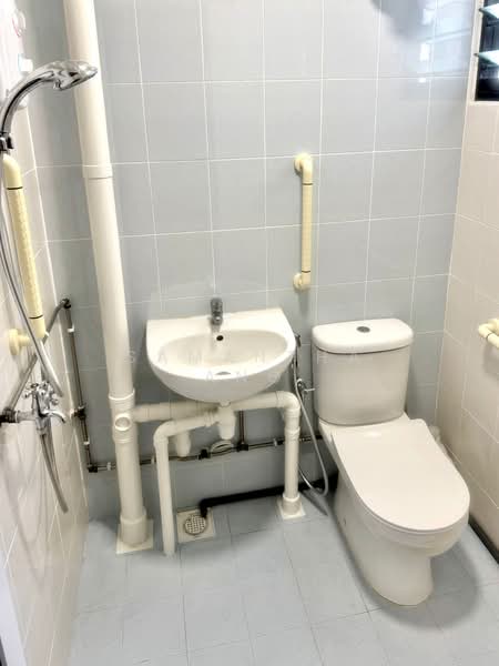 443 Ang Mo Kio Avenue 10, 443 Ang Mo Kio Avenue 10, 2 Bedrooms, 775 sqft, HDB Flat For Rent, by Samantha Ang, 500192575 - Bathroom - PropertyGuru.com.sg