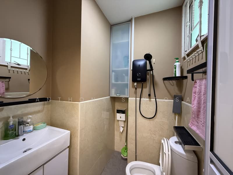 Prestige Centre, 71 Bukit Batok Crescent, 893 sqft, Light Industrial (B1) For Sale, by Anthony Sentosa, 500192590 - Bathroom - CommercialGuru.com.sg