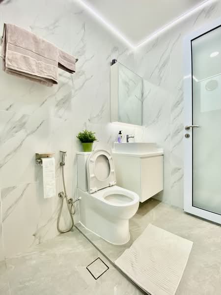 Crescendo Building, 17 Upper East Coast Road, 3 Bedrooms, 1,302 sqft, Apartment For Sale, by Raymond Koh, 500192620 - Bathroom - PropertyGuru.com.sg