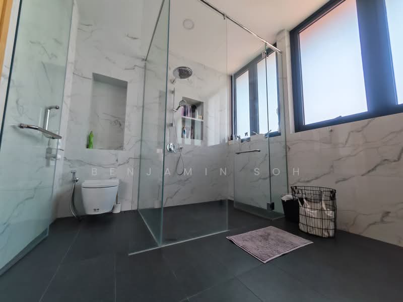 LOCATION LOCATION LOCATION, SIGLAP STREET LINED WITH BUNGALOWS AND SEMI-Ds, 8 Bedrooms, 7,545 sqft, Semi-Detached House For Sale, by Benjamin Soh, 500192684 - Bathroom - PropertyGuru.com.sg