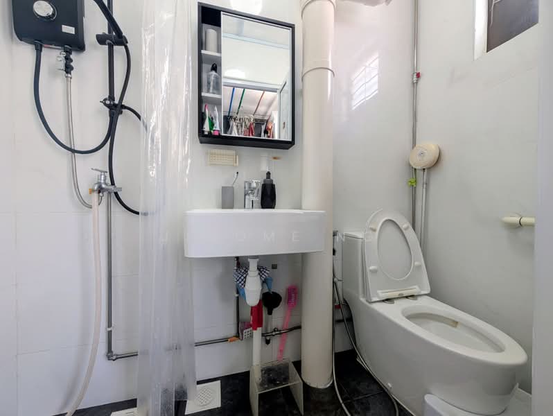 871 Tampines Street 84, 871 Tampines Street 84, Room Rental, 150 sqft, HDB Flat For Rent, by Jerome Ng, 500192692 - Common Toilet view 1 - PropertyGuru.com.sg