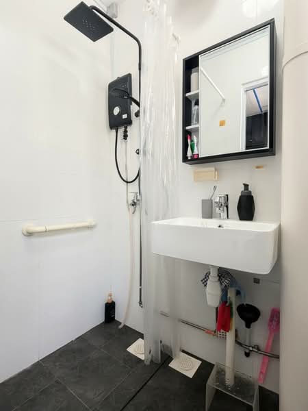 871 Tampines Street 84, 871 Tampines Street 84, Room Rental, 150 sqft, HDB Flat For Rent, by Jerome Ng, 500192692 - Common Toilet view 2 - PropertyGuru.com.sg
