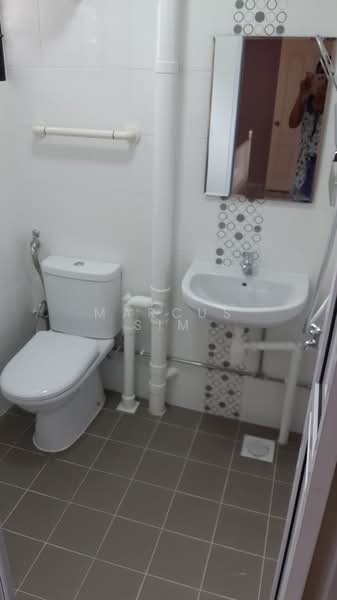 405 Hougang Avenue 10, 405 Hougang Avenue 10, Room Rental, 250 sqft, HDB Flat For Rent, by Marcus Sim, 500192702 - Bathroom - PropertyGuru.com.sg