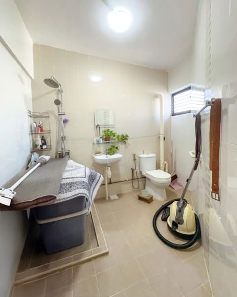 436 Jurong West Avenue 1, 436 Jurong West Avenue 1, 3 Bedrooms, 1,453 sqft, HDB Flat For Sale, by Fadhil Jabbar, 500192722 - Bathroom - PropertyGuru.com.sg