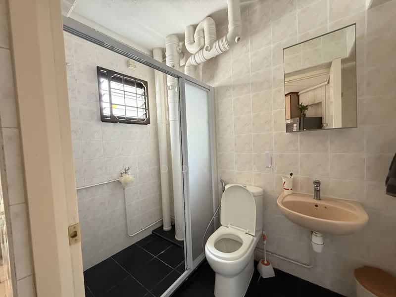 137 Rivervale Street, 137 Rivervale Street, 3 Bedrooms, 1,518 sqft, HDB Flat For Rent, by Bendon Tan, 500192747 - Bathroom - PropertyGuru.com.sg