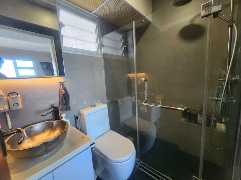 312A Clementi Avenue 4, 312A Clementi Avenue 4, 2 Bedrooms, 743 sqft, HDB Flat For Sale, by James Sin, 500192795 - Master Bathroom - PropertyGuru.com.sg
