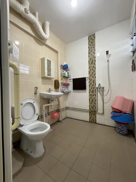 461 Jurong West Street 41, 461 Jurong West Street 41, 3 Bedrooms, 1,054 sqft, HDB Flat For Sale, by Joan Cheng 钟佳晖, 500192820 - Bathroom - PropertyGuru.com.sg