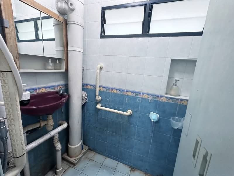 211 Boon Lay Place, 211 Boon Lay Place, 2 Bedrooms, 699 sqft, HDB Flat For Sale, by Sandy Hong, 500192845 - Bathroom - PropertyGuru.com.sg