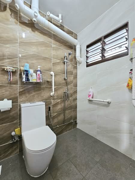 192 Bukit Batok West Avenue 6, 192 Bukit Batok West Avenue 6, 3 Bedrooms, 1,270 sqft, HDB Flat For Sale, by Siti Hasyimah Hassan, 500192860 - Bathroom - PropertyGuru.com.sg