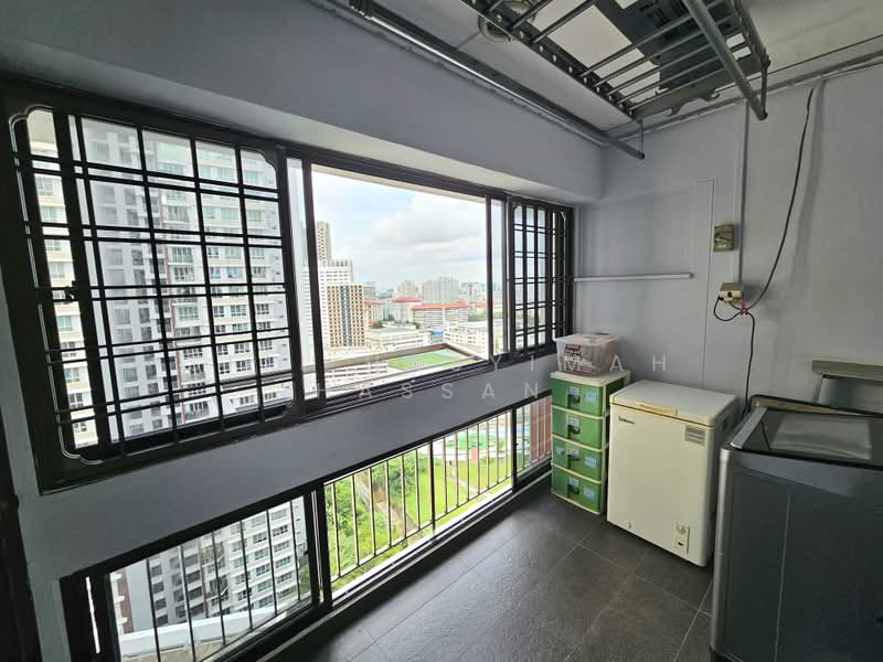 192 Bukit Batok West Avenue 6, 192 Bukit Batok West Avenue 6, 3 Bedrooms, 1,270 sqft, HDB Flat For Sale, by Siti Hasyimah Hassan, 500192860 - Service yard - PropertyGuru.com.sg