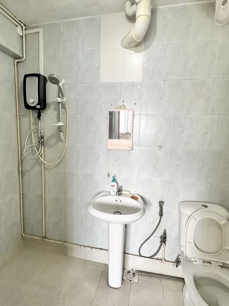 135 Bishan Street 12, 135 Bishan Street 12, 3 Bedrooms, 1,302 sqft, HDB Flat For Sale, by Dave Lim, 500192891 - Bathroom - PropertyGuru.com.sg
