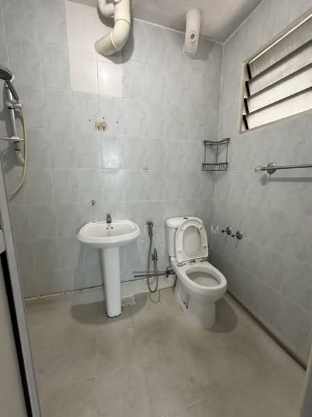 135 Bishan Street 12, 135 Bishan Street 12, 3 Bedrooms, 1,302 sqft, HDB Flat For Sale, by Dave Lim, 500192891 - Bathroom - PropertyGuru.com.sg
