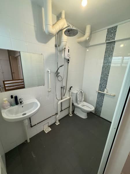711 Hougang Avenue 2, 711 Hougang Avenue 2, 3 Bedrooms, 969 sqft, HDB Flat For Rent, by Chew Ling Ling 周鈴鈴, 500193034 - Bathroom - PropertyGuru.com.sg