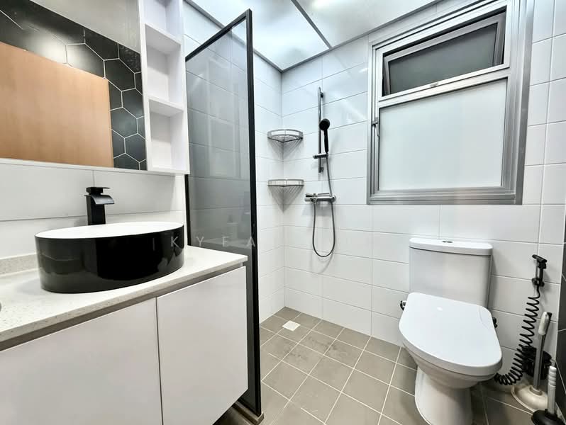 440A Bukit Batok West Avenue 8, 440A Bukit Batok West Avenue 8, 2 Bedrooms, 721 sqft, HDB Flat For Sale, by Kyean Lim, 500193044 - Bathroom - PropertyGuru.com.sg