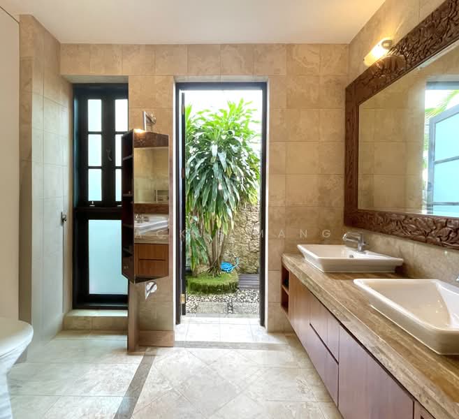 Bungalow Villa with Pool & Italian Kitchen, , 6 Bedrooms, 8,822 sqft, Bungalow House For Rent, by Jackie Mang, 500193068 - Bathroom - PropertyGuru.com.sg