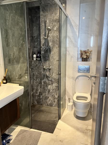 Spottiswoode 18, 18 Spottiswoode Park Road, 2 Bedrooms, 635 sqft, Condominium For Rent, by John Ow, 500193074 - Guest Bathroom - PropertyGuru.com.sg