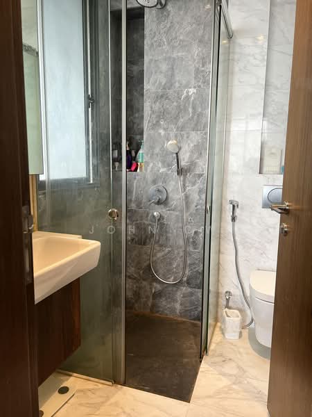 Spottiswoode 18, 18 Spottiswoode Park Road, 2 Bedrooms, 635 sqft, Condominium For Rent, by John Ow, 500193074 - Main Bathroom - PropertyGuru.com.sg