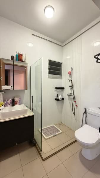 439C Bukit Batok West Avenue 8, 439C Bukit Batok West Avenue 8, 3 Bedrooms, 1,001 sqft, HDB Flat For Sale, by James Yeo, 500193094 - Bathroom - PropertyGuru.com.sg