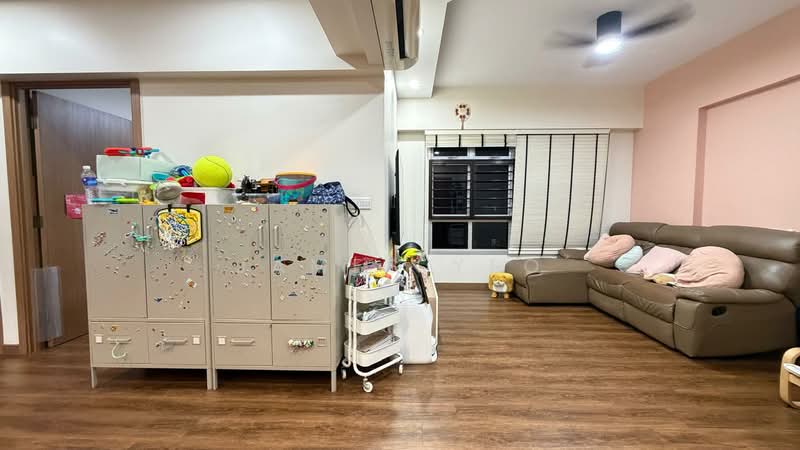 439C Bukit Batok West Avenue 8, 439C Bukit Batok West Avenue 8, 3 Bedrooms, 1,001 sqft, HDB Flat For Sale, by James Yeo, 500193094 - Living Room - PropertyGuru.com.sg