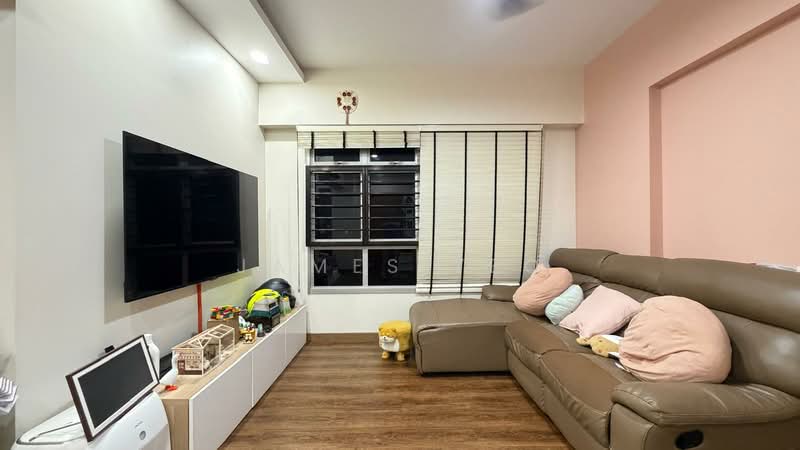 439C Bukit Batok West Avenue 8, 439C Bukit Batok West Avenue 8, 3 Bedrooms, 1,001 sqft, HDB Flat For Sale, by James Yeo, 500193094 - Living Room - PropertyGuru.com.sg
