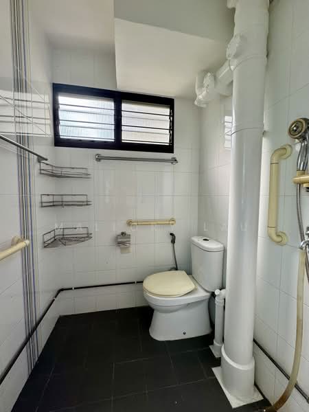 405 Ang Mo Kio Avenue 10, 405 Ang Mo Kio Avenue 10, 2 Bedrooms, 721 sqft, HDB Flat For Sale, by Mallory Lau, 500193152 - Bathroom - PropertyGuru.com.sg
