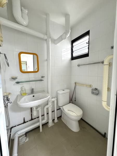 405 Ang Mo Kio Avenue 10, 405 Ang Mo Kio Avenue 10, 2 Bedrooms, 721 sqft, HDB Flat For Sale, by Mallory Lau, 500193152 - Bathroom - PropertyGuru.com.sg