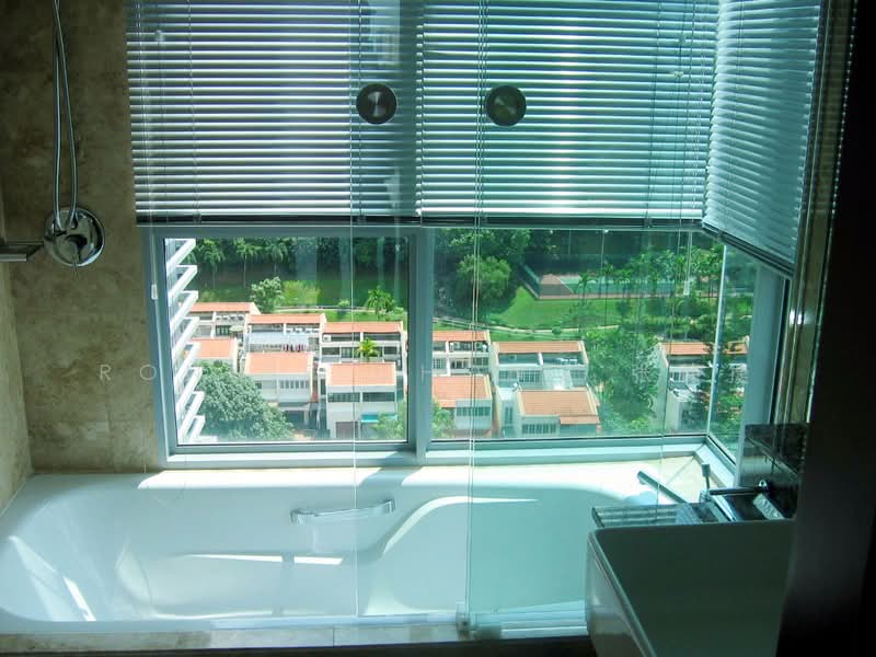 The Marbella, 29 Mount Sinai Rise, 2 Bedrooms, 1,076 sqft, Condominium For Rent, by Ronnie Chong 张仲捷, 500193185 - Master Bathroom with Bathtub - PropertyGuru.com.sg