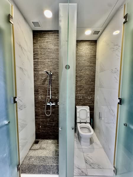 The Hillier, 6 Hillview Rise, 3 Bedrooms, 807 sqft, Condominium For Rent, by Zack Chua, 500193197 - Common Master Bathroom - PropertyGuru.com.sg