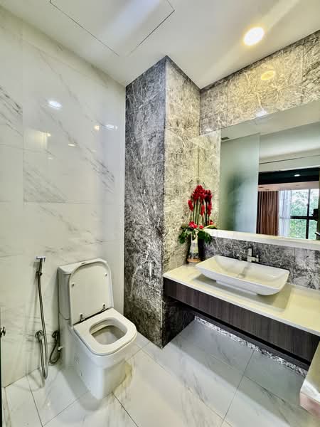 The Hillier, 6 Hillview Rise, 3 Bedrooms, 807 sqft, Condominium For Rent, by Zack Chua, 500193197 - Master Bathroom - PropertyGuru.com.sg