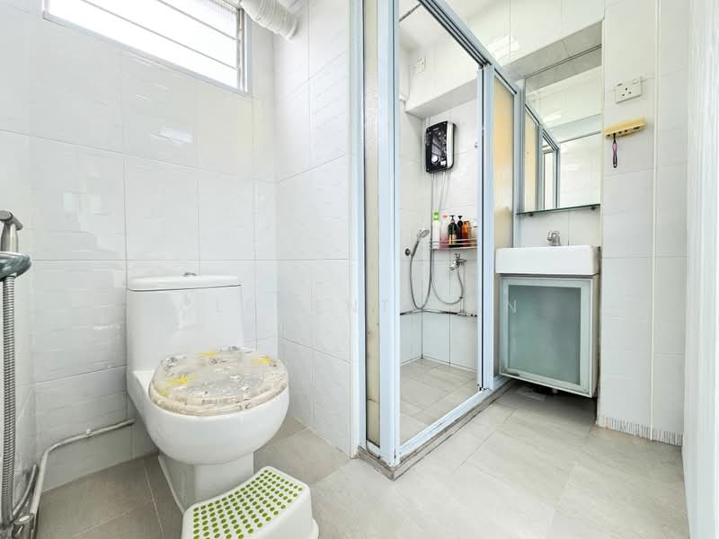 168 Stirling Road, 168 Stirling Road, 2 Bedrooms, 645 sqft, HDB Flat For Sale, by Clement Tan, 500193218 - Toilet & Bathroom - PropertyGuru.com.sg