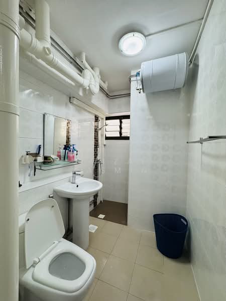 670 Woodlands Drive 71, 670 Woodlands Drive 71, 4 Bedrooms, 1,410 sqft, HDB Flat For Sale, by Faizal Kasmin, 500193255 - Bathroom - PropertyGuru.com.sg
