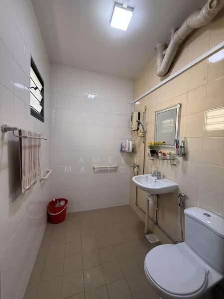 225 Tampines Street 23, 225 Tampines Street 23, 3 Bedrooms, 1,130 sqft, HDB Flat For Sale, by Ameer Marican, 500193257 - Bathroom - PropertyGuru.com.sg