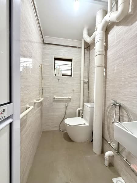 839 Yishun Street 81, 839 Yishun Street 81, 3 Bedrooms, 1,109 sqft, HDB Flat For Sale, by Ridhuan Abdullah, 500193272 - Bathroom - PropertyGuru.com.sg