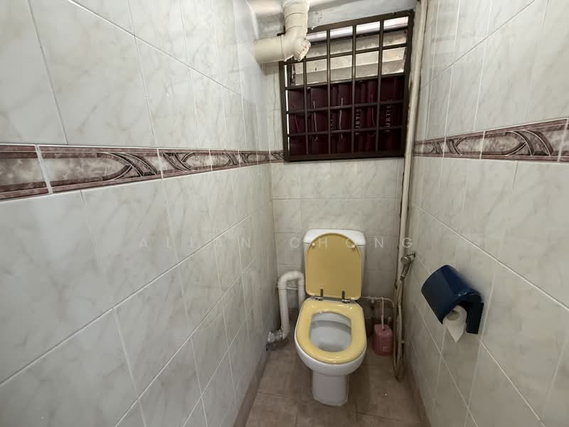 185 Toa Payoh Central, 185 Toa Payoh Central, 2 Bedrooms, 700 sqft, HDB Flat For Rent, by Allan Chong, 500193283 - Bathroom - PropertyGuru.com.sg
