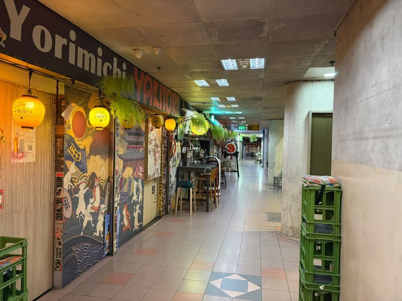 Golden Mile Tower, 6001 Beach Road, 915 sqft, Office For Rent, by Alvin Charm, 500193307 - Vibrant ambience - CommercialGuru.com.sg