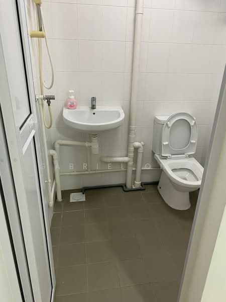 211 Hougang Street 21, 211 Hougang Street 21, 2 Bedrooms, 731 sqft, HDB Flat For Rent, by Gabriel Ong, 500193356 - Bathroom - PropertyGuru.com.sg