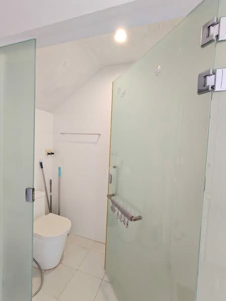 #1 Loft, 1 Lorong 24 Geylang, Room Rental, 180 sqft, Apartment For Rent, by Danis ET Lim 林永添, 500193373 - Bathroom - PropertyGuru.com.sg