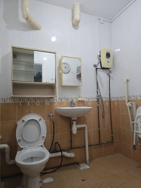 260 Bukit Batok East Avenue 4, 260 Bukit Batok East Avenue 4, 2 Bedrooms, 786 sqft, HDB Flat For Sale, by Leonard Boey, 500193385 - Bathroom - PropertyGuru.com.sg