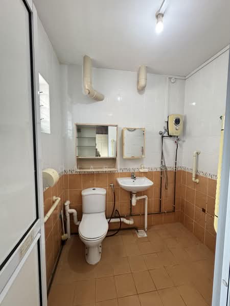 260 Bukit Batok East Avenue 4, 260 Bukit Batok East Avenue 4, Dairy Farm / Bukit Panjang / Choa Chu Kang, 2 Bedrooms, 786 sqft, HDB Flat For Sale, by Leonard Boey, 500193385 - Bathroom - PropertyGuru.com.sg