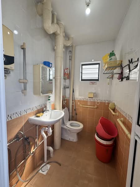 260 Bukit Batok East Avenue 4, 260 Bukit Batok East Avenue 4, Dairy Farm / Bukit Panjang / Choa Chu Kang, 2 Bedrooms, 786 sqft, HDB Flat For Sale, by Leonard Boey, 500193385 - Bathroom - PropertyGuru.com.sg