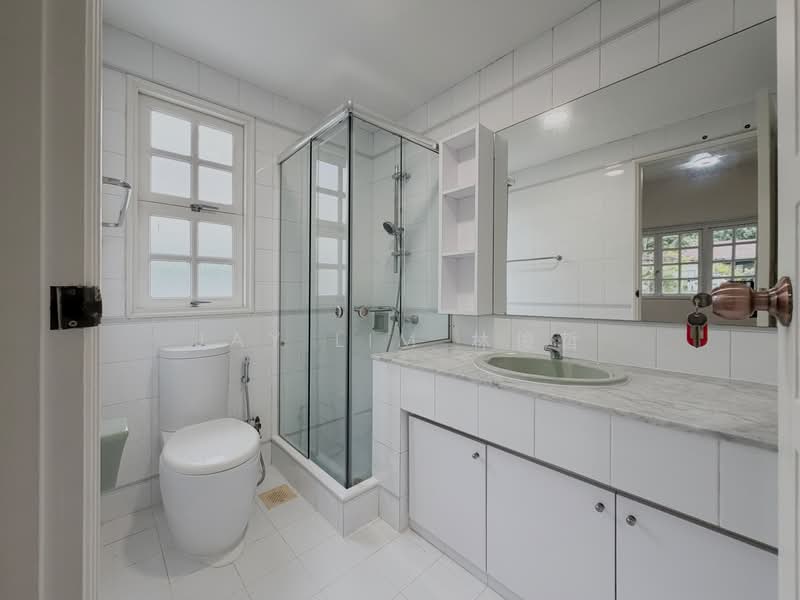 Bungalow nestled in a quiet GCBA enclave, Minutes Walk to KAP MRT, Amenities & Grocer, Yarwood Avenue, 6 Bedrooms, 7,000 sqft, Bungalow House For Rent, by Jay Lim 林俊哲, 500193393 - Bathroom - PropertyGuru.com.sg