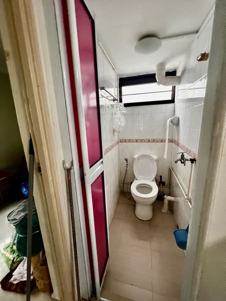 2 Ghim Moh Road, 2 Ghim Moh Road, 2 Bedrooms, 700 sqft, HDB Flat For Sale, by Iris Sim, 500193400 - Bathroom - PropertyGuru.com.sg