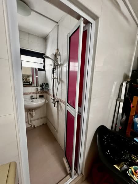 2 Ghim Moh Road, 2 Ghim Moh Road, 2 Bedrooms, 700 sqft, HDB Flat For Sale, by Iris Sim, 500193400 - Bathroom - PropertyGuru.com.sg