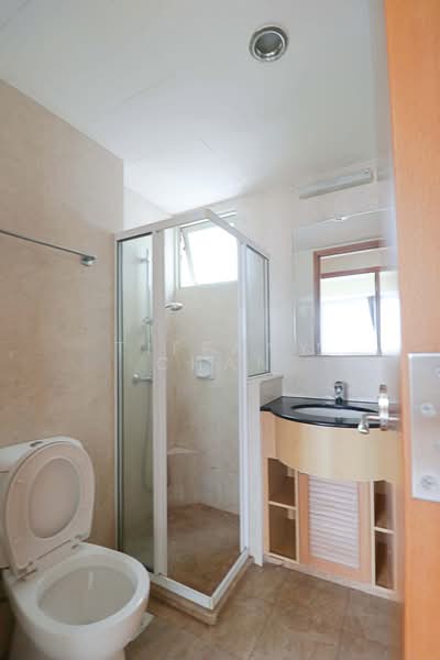Queens, 16 Stirling Road, 3 Bedrooms, 1,194 sqft, Condominium For Sale, by Tiffany Chan, 500193423 - Bathroom - PropertyGuru.com.sg