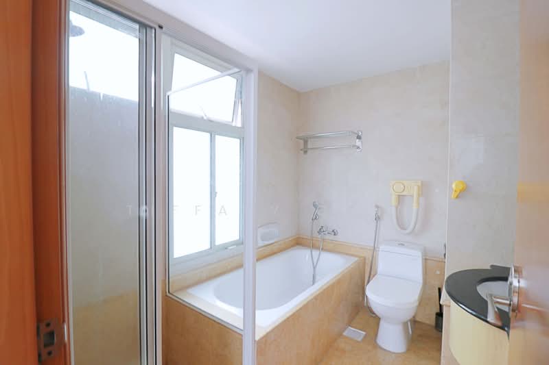 Queens, 16 Stirling Road, 3 Bedrooms, 1,194 sqft, Condominium For Sale, by Tiffany Chan, 500193423 - Bathroom - PropertyGuru.com.sg
