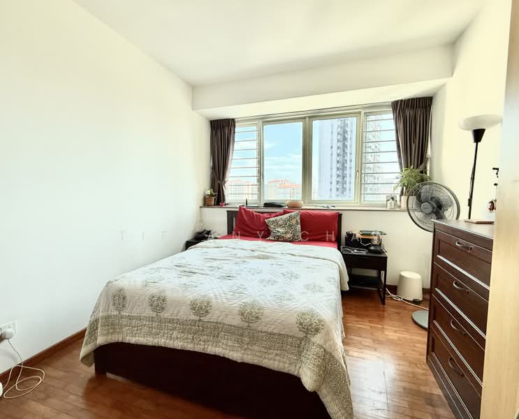 Queens, 16 Stirling Road, 3 Bedrooms, 1,194 sqft, Condominium For Sale, by Tiffany Chan, 500193423 - Bedroom - PropertyGuru.com.sg